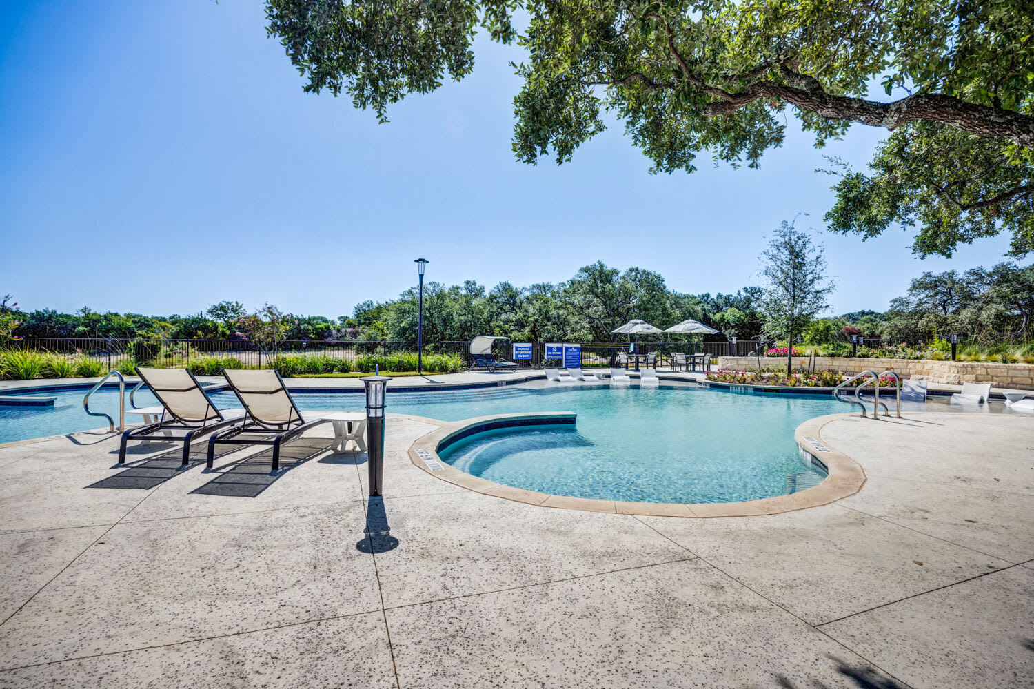 Water's Edge Apartments – photo 2
