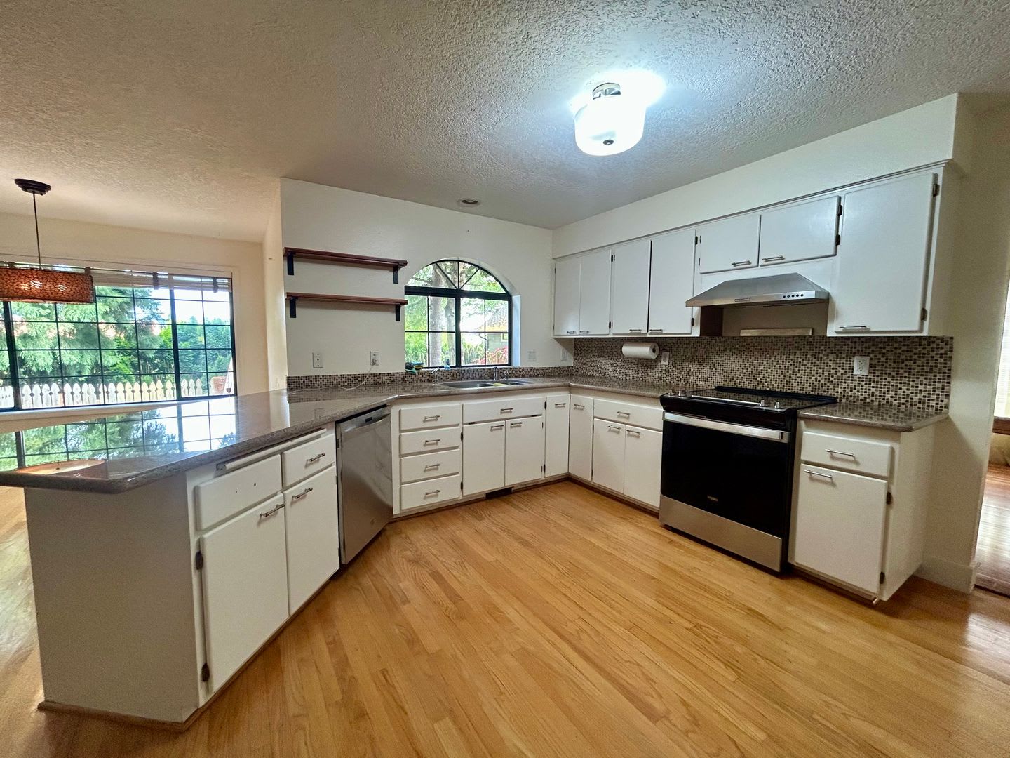 Welcome to this spacious 4-bedroom, 2.5-bathroom home located in Vancouver, WA! – photo 5