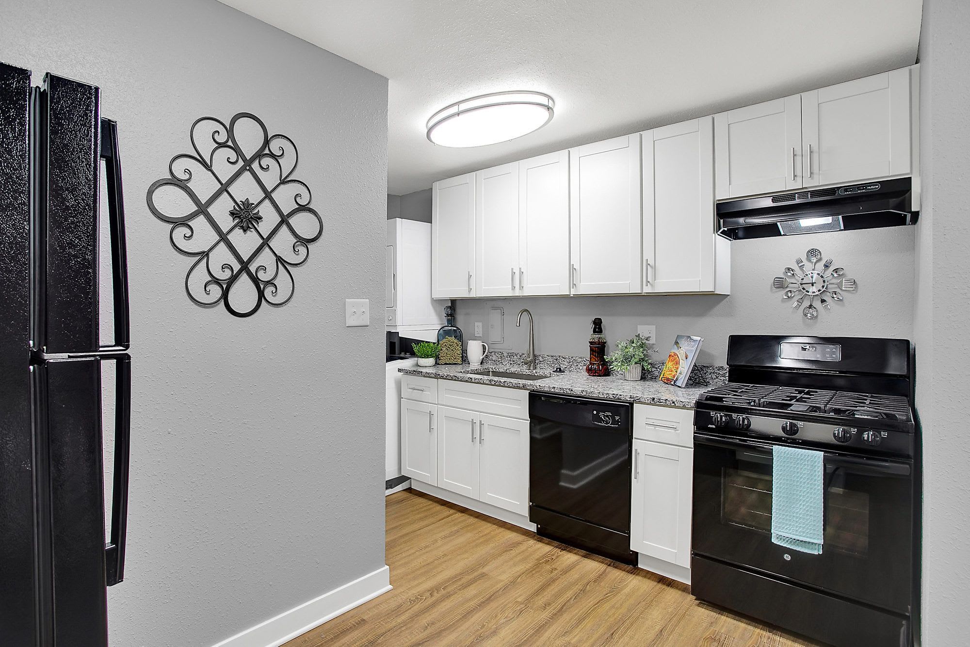 Bright Spacious 955 Sqft 2Br 2Ba Condo Excellent Commuter Location – photo 3
