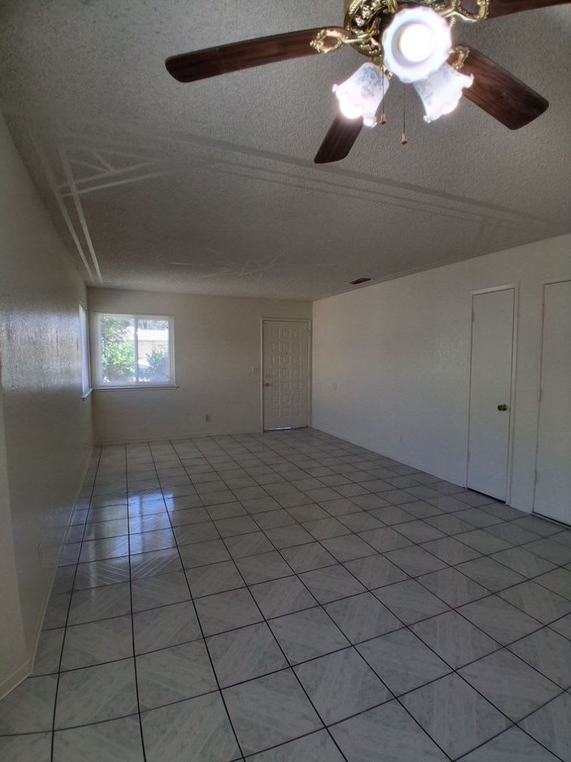 SPECIAL: FIRST MONTH RENT OFF!! Spacious 3 Bedroom With Garage Located On Ashlan & Cornelia! – photo 5