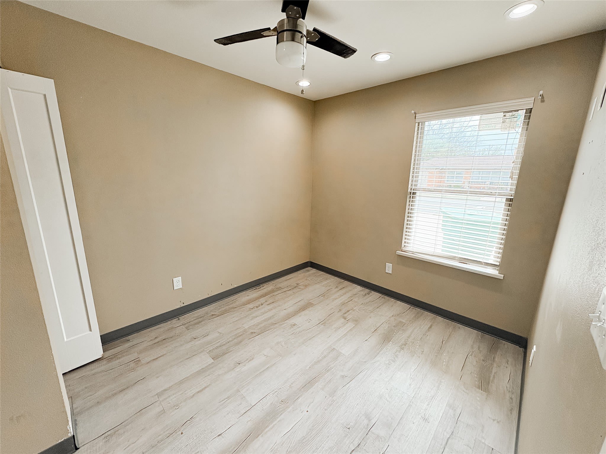 301 E Brockett Street – photo 4