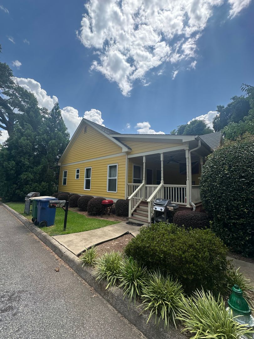Large 4 Bedroom, 3 bathroom house near Downtown – photo 1