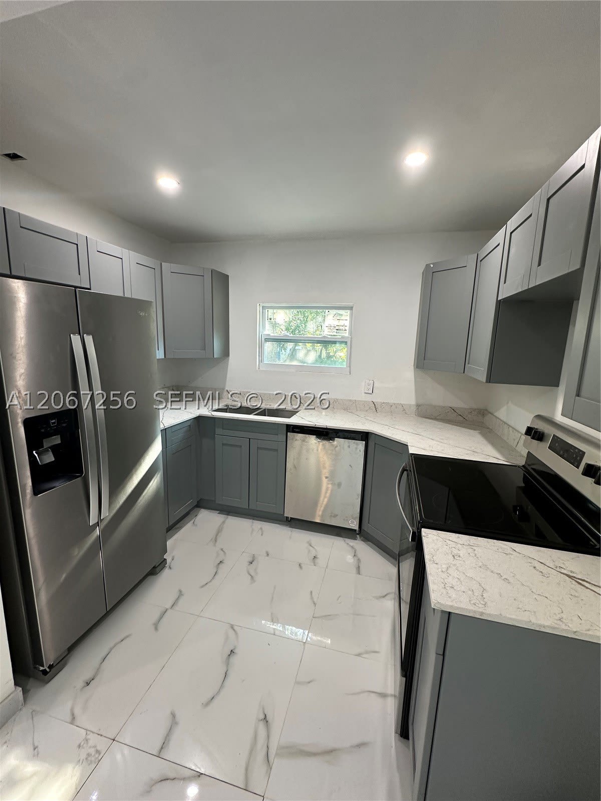 8111 N 10 – photo 2