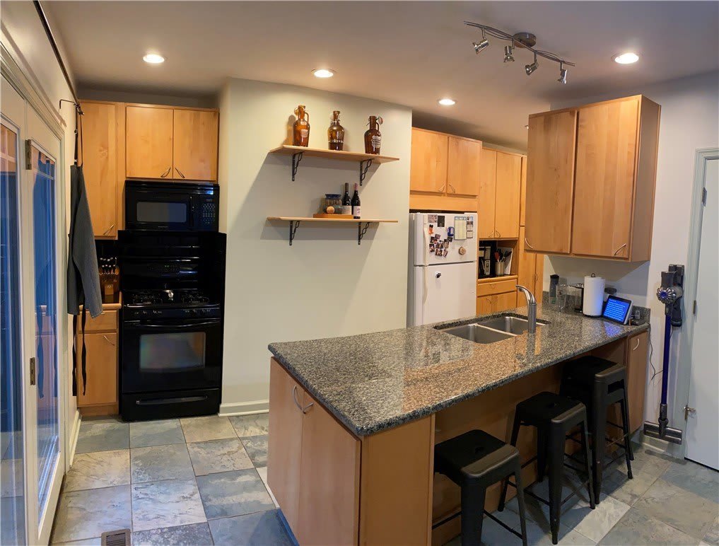 221 Ulysses St – photo 4