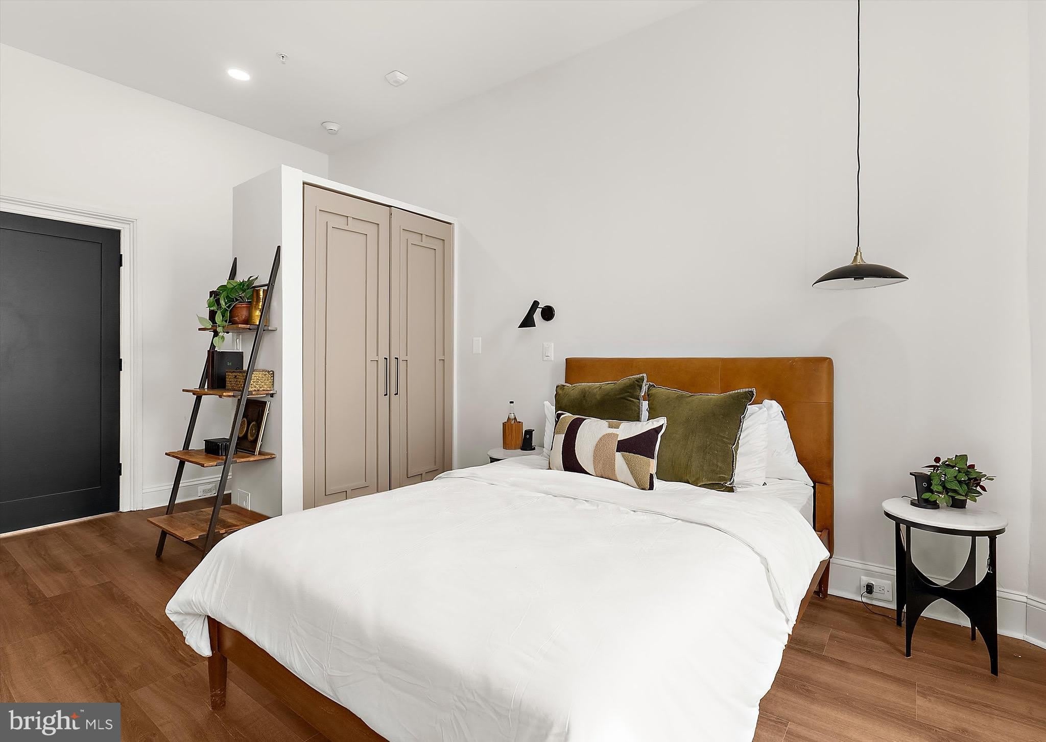 2220 CHARLES Street N – photo 5