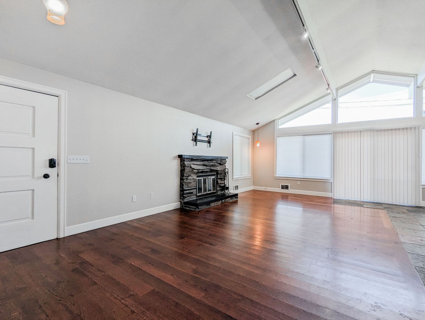Charming 3 bed, 2 bath Lake Goodwin rambler! – photo 5