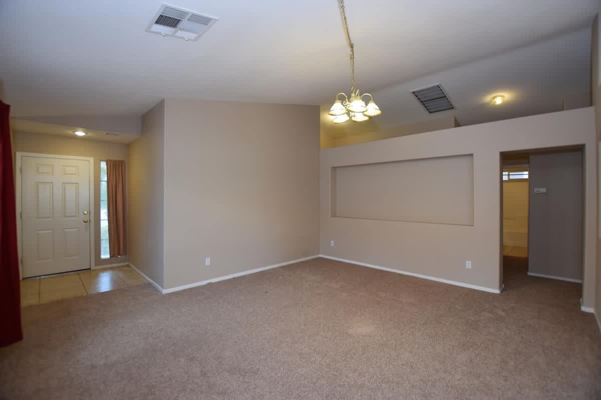Beautiful Single Story Three Bedroom Home – photo 5