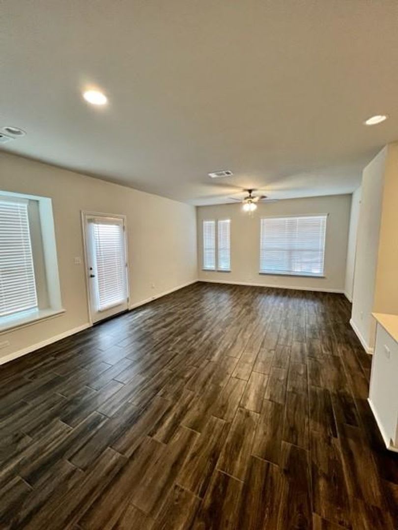 Beautiful Free standing Single Story Sorrento Condominium Home 3-2 with 2 car Garage / Pflugerville – photo 2