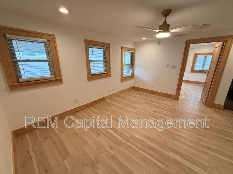 121 18th Ave N – photo 1