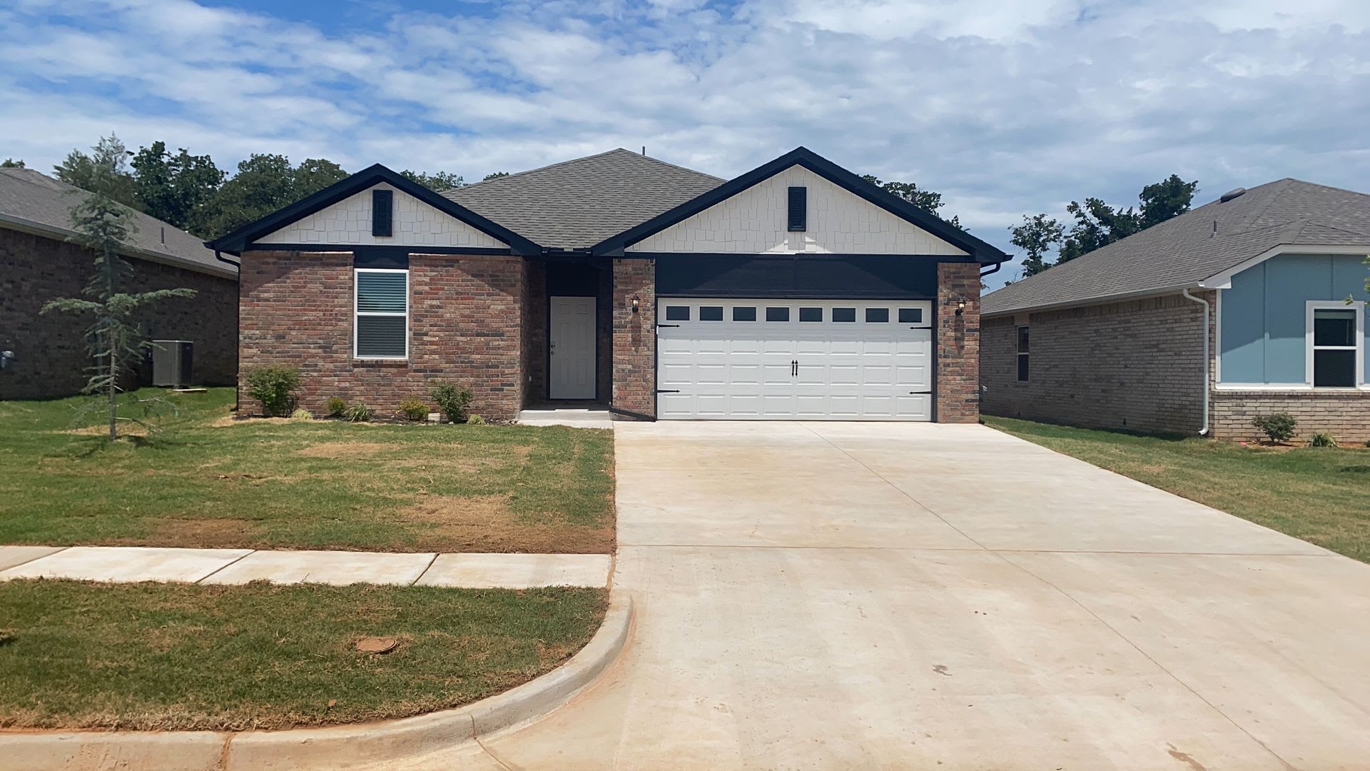 3 Bedroom 2 Bathroom 2 Car Garage Home in Oakdale School District – photo 1