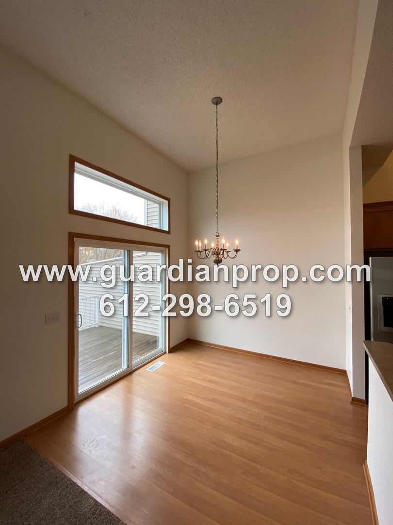 Townhouse Available October 1, High Ceilings, Open Floor Plan, Lower Family Room w/Fireplace, Balcony – photo 4