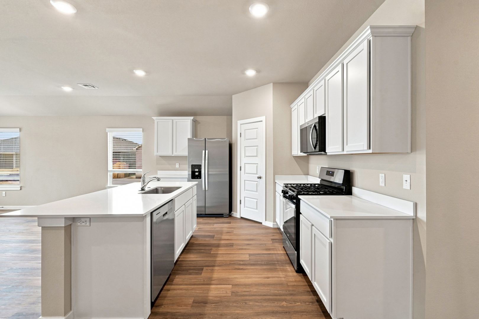 Brand New 4 Bedroom DR Horton Home! Available for Immediate Move in *BA Schools* – photo 5