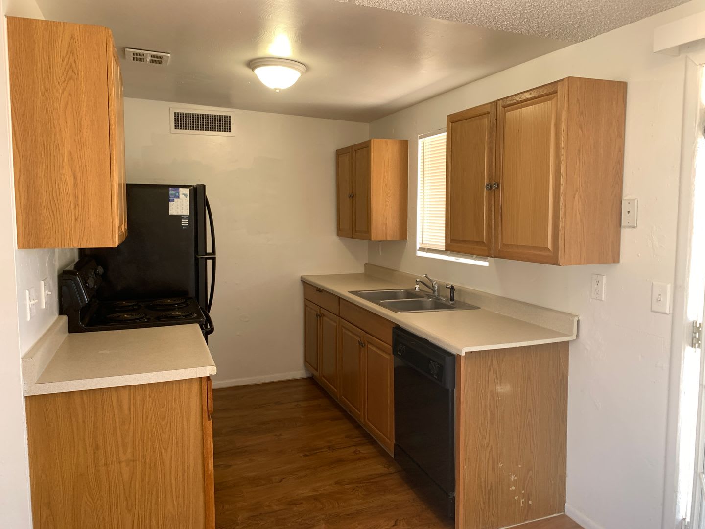 Conveniently Located 3Bdm 2Ba Townhome! – photo 5