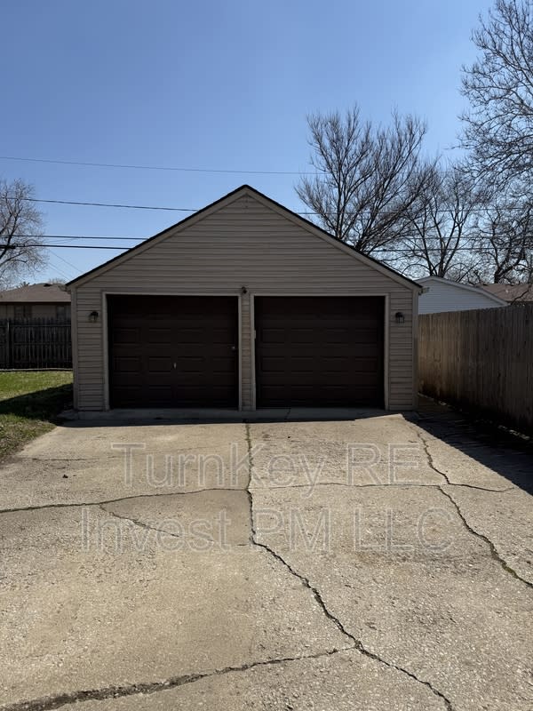18343 Oakwood Avenue – photo 2