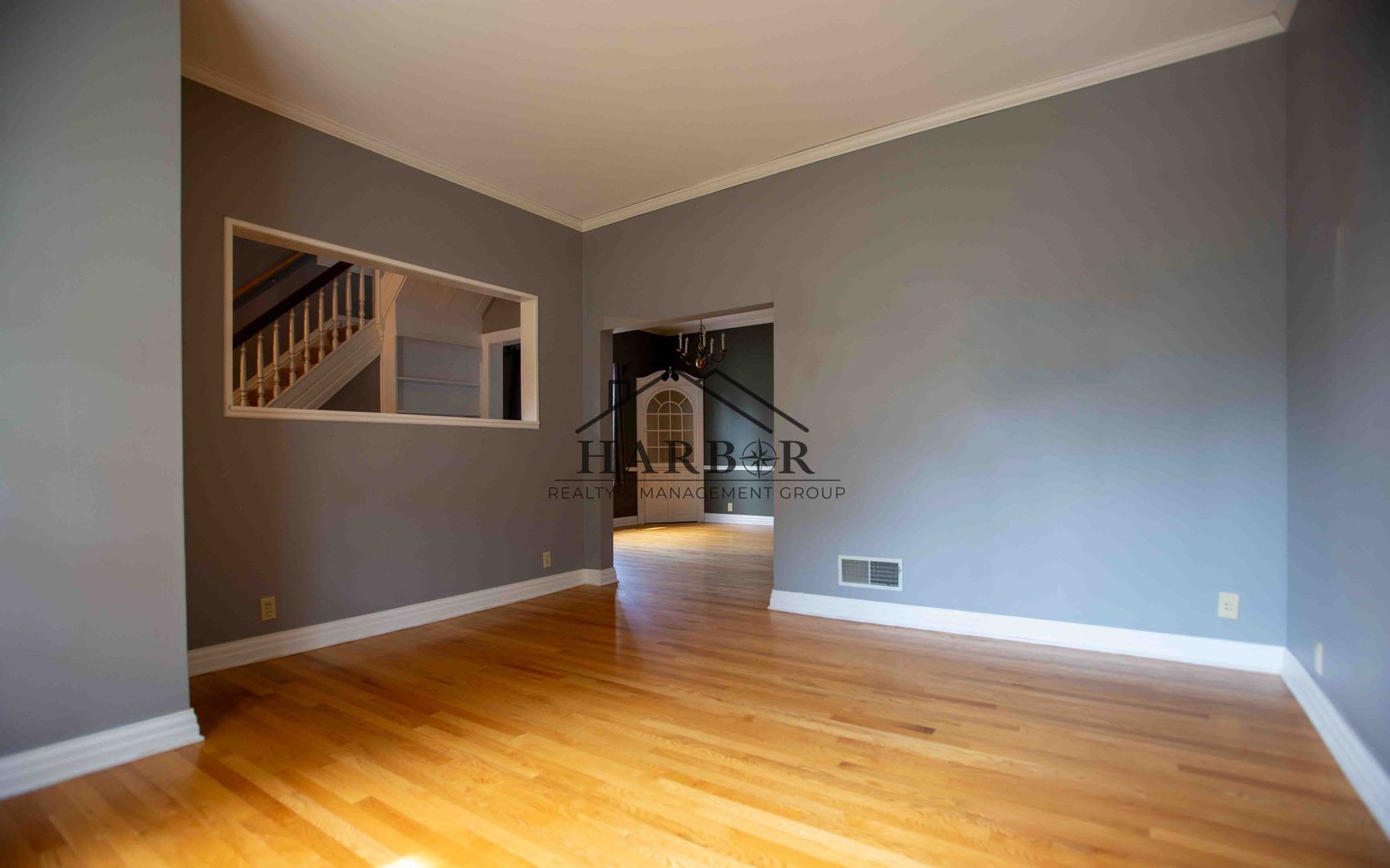 3 bedroom 2.5 bathroom home with a fully fenced yard! – photo 3