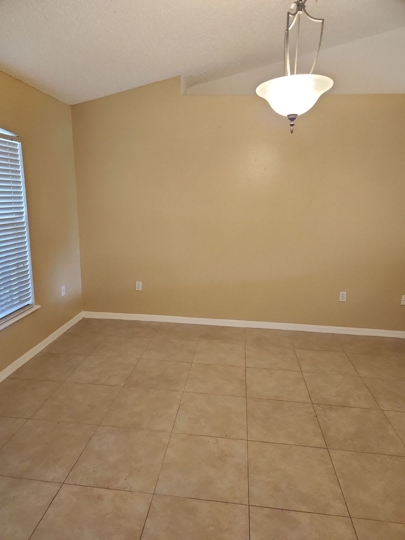 Eustis 3/2, Central A/C, Attached Garage, large backyard – photo 4