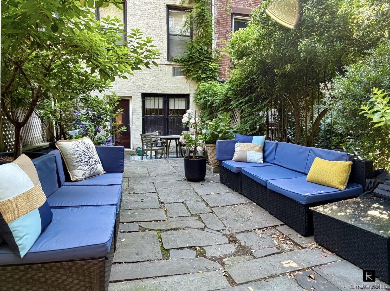 487 W 22nd Street – photo 2