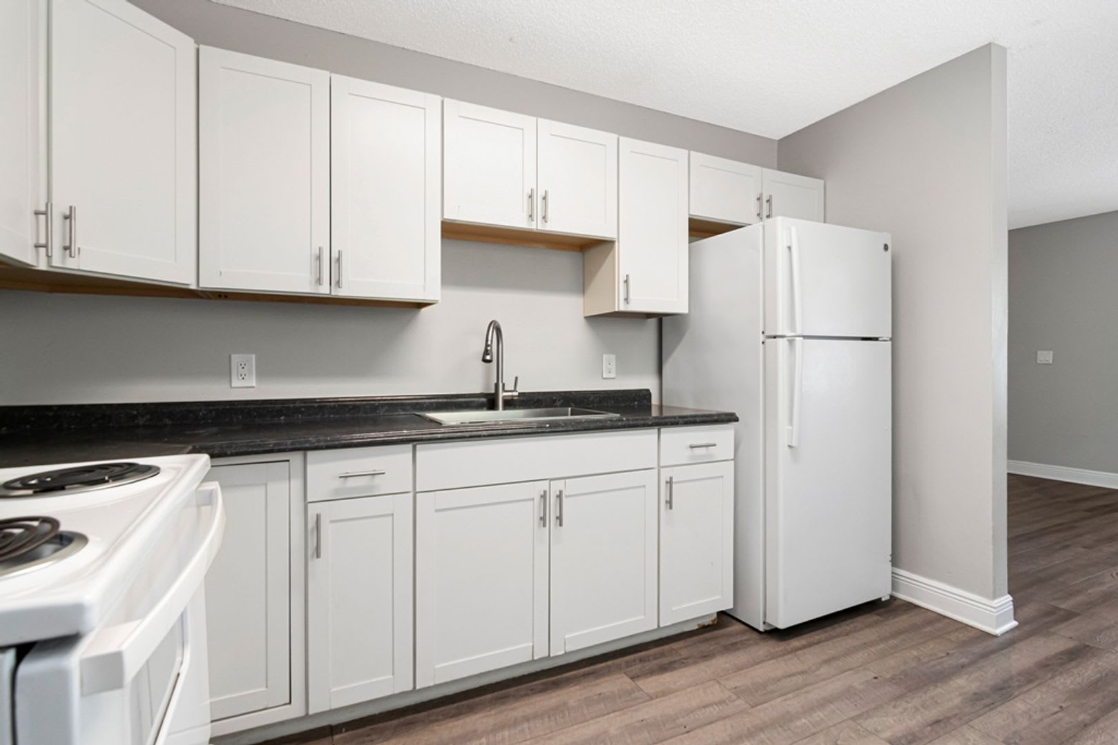 Renovated 3 Bedroom 2 Bath Lawn Care And Trash Included Minutes From Super Target And Publix – photo 5