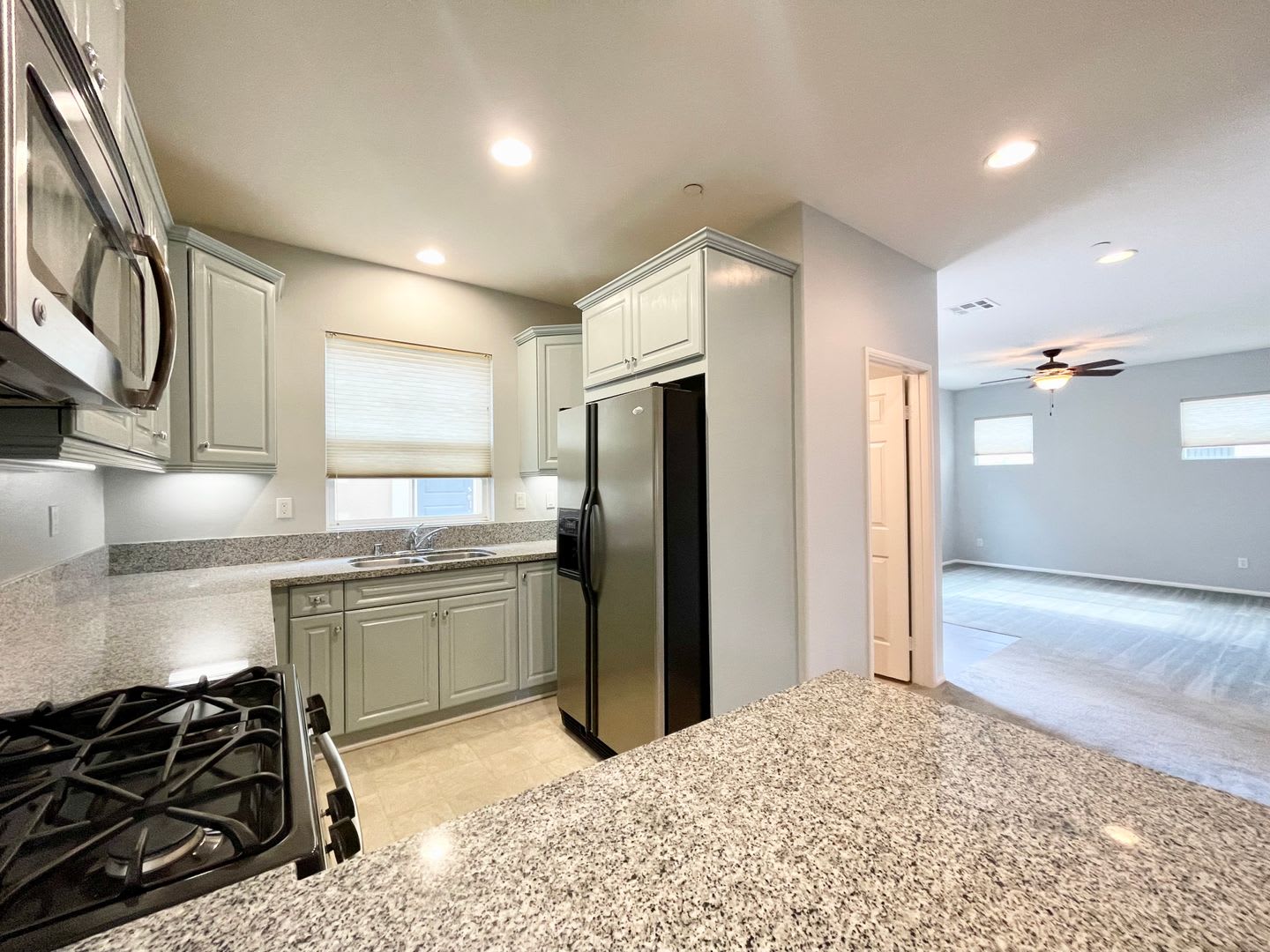 COMING SOON!!! Beautiful 3 Bedroom 2.5 Bathroom Home in Spanish Walk Community in Palm Desert – photo 3