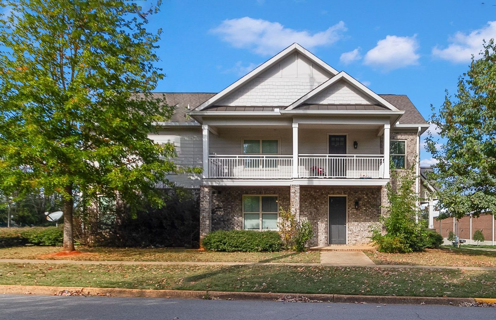 Spacious 3 Bedroom 3.5 Bath Available Fall 2026! Schedule your Tour and Apply today! – photo 2