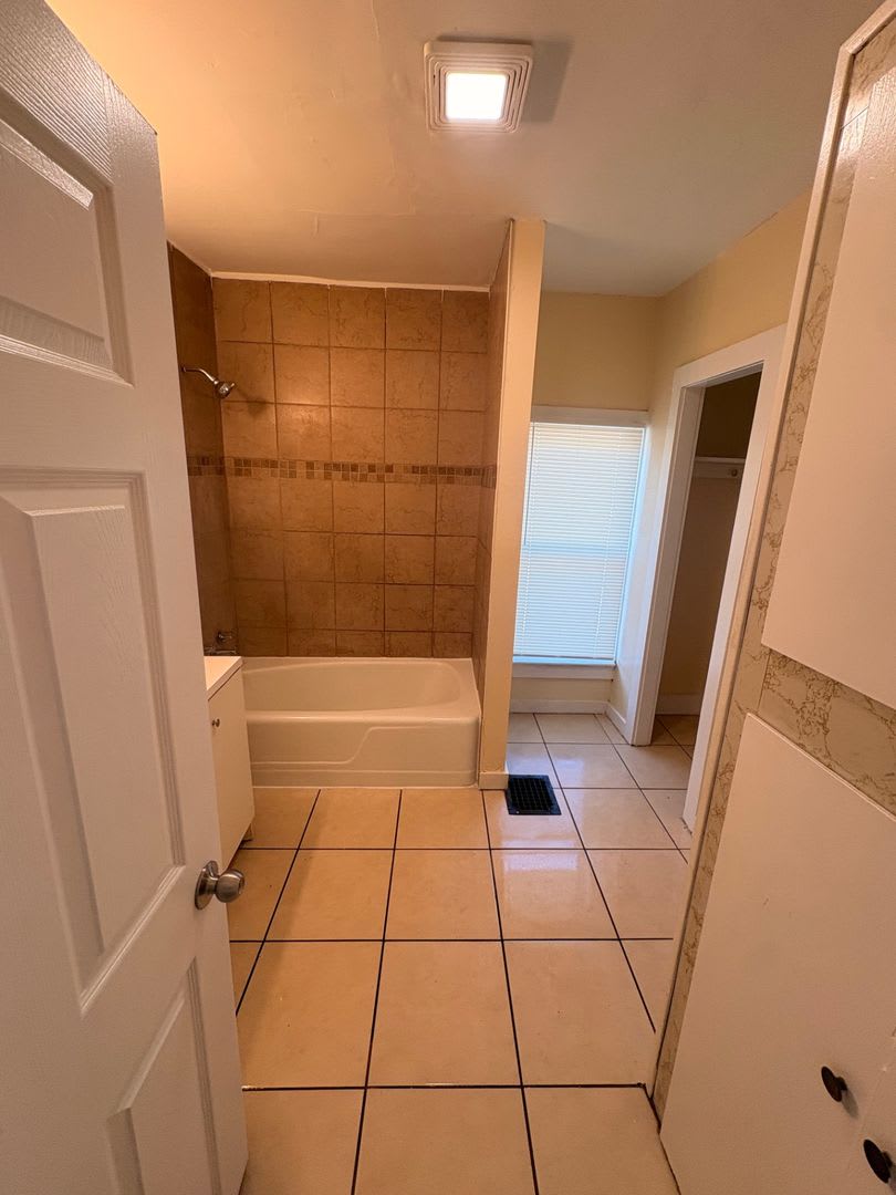 3 Bedroom House with Laundry Hookups – photo 5