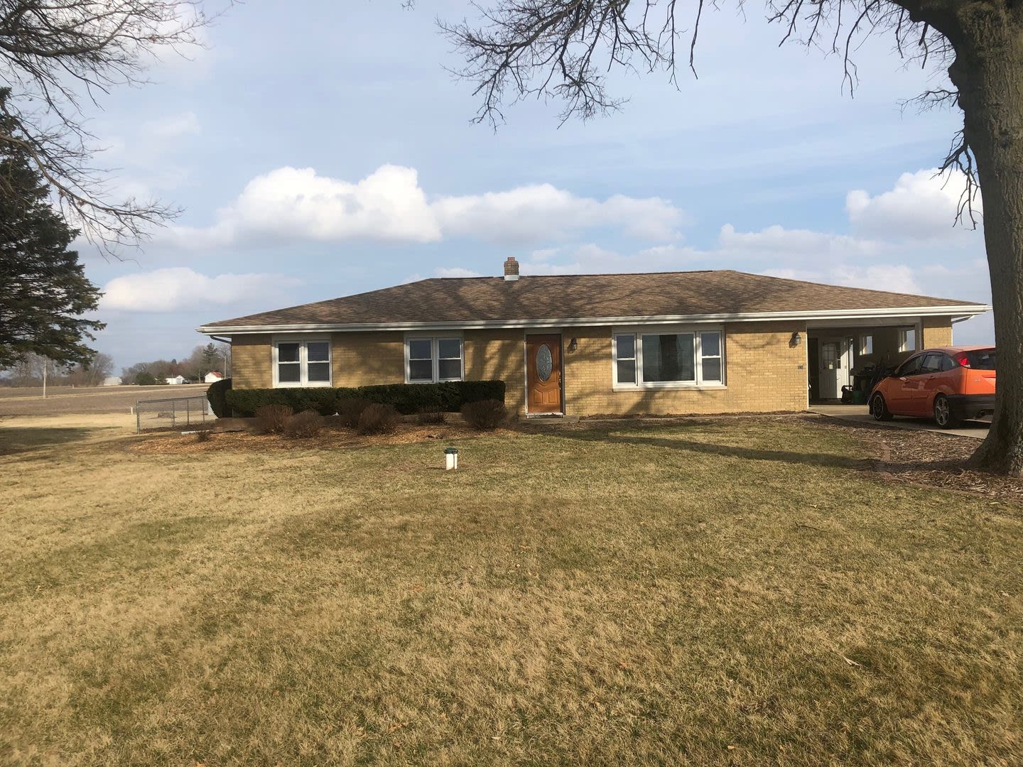 Beautiful 3BR home ten minutes from Bloomington with large lot. Recently refurbished and modernized – photo 1