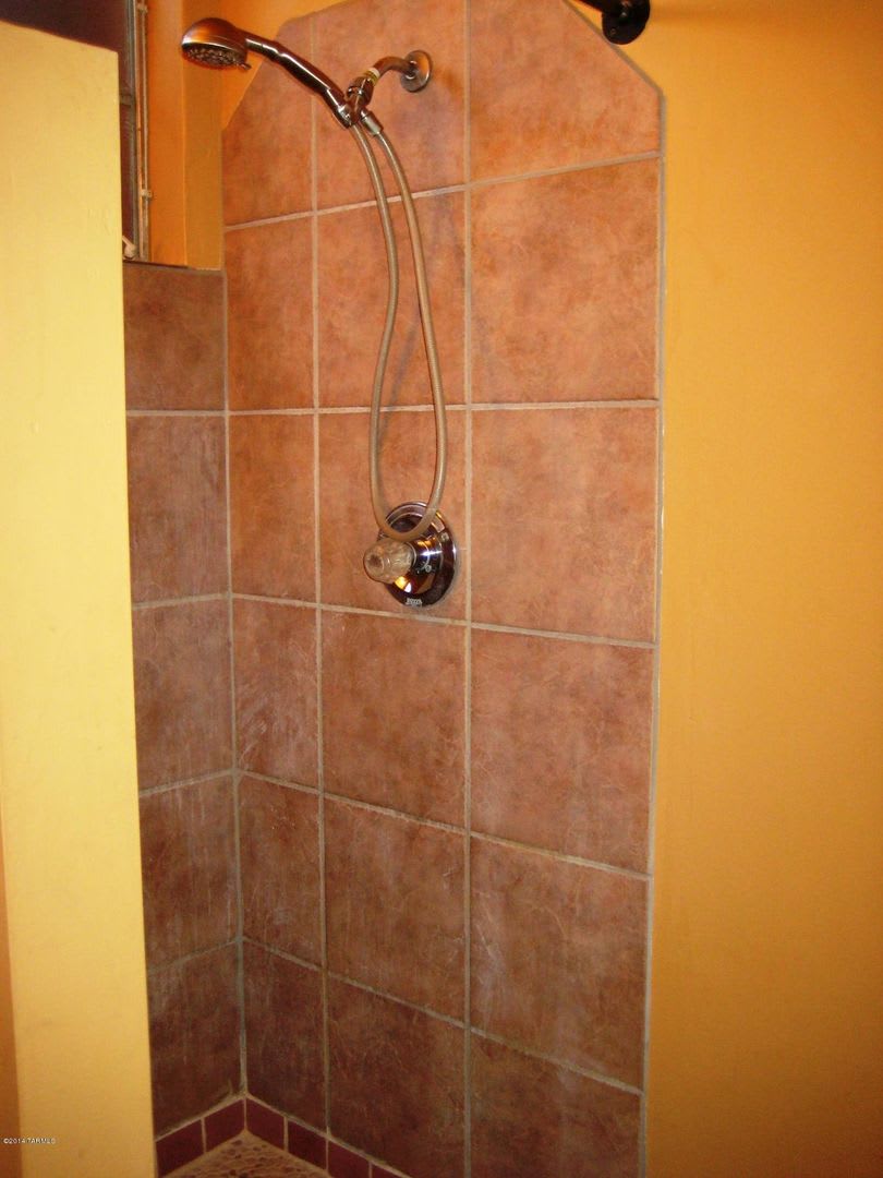 Studio, 1 bath, shared pool! All Utilities Included! – photo 5