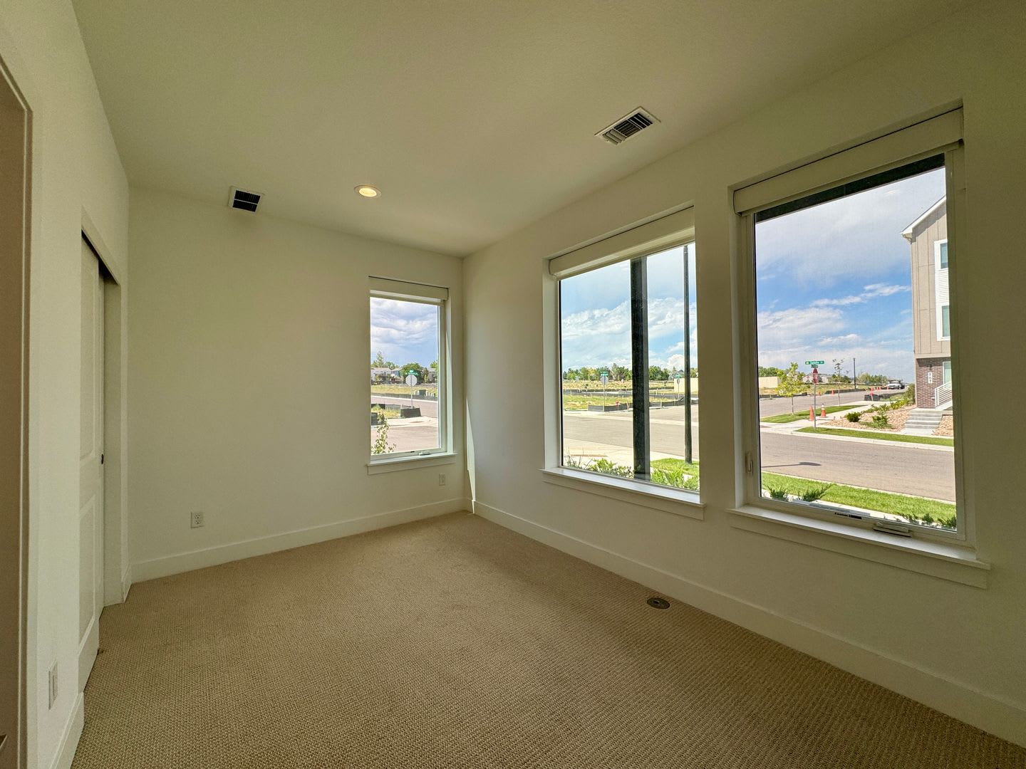 Modern 3-Bedroom Townhome in Erie – photo 3