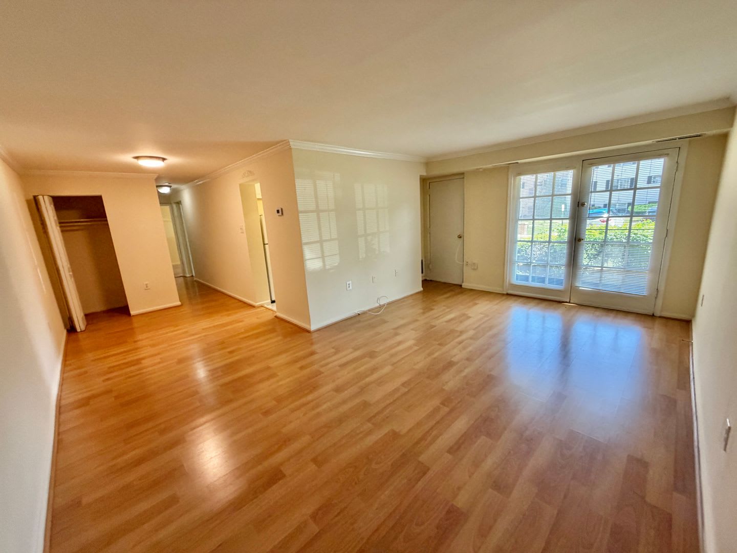 Sail into this 2BR 1BA at the Mayflower Condominiums in Alexandria includes utilities – photo 2