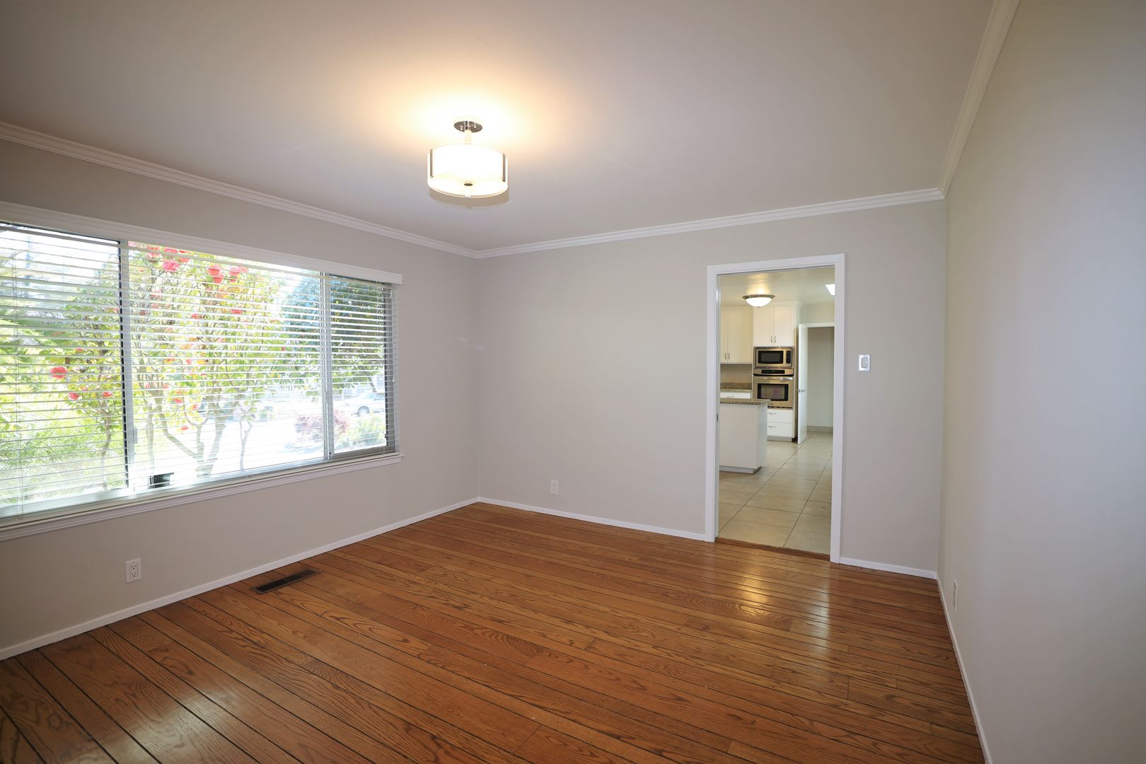 Spacious 4 bed/3 bath house near Downtown Burlingame available NOW! – photo 5