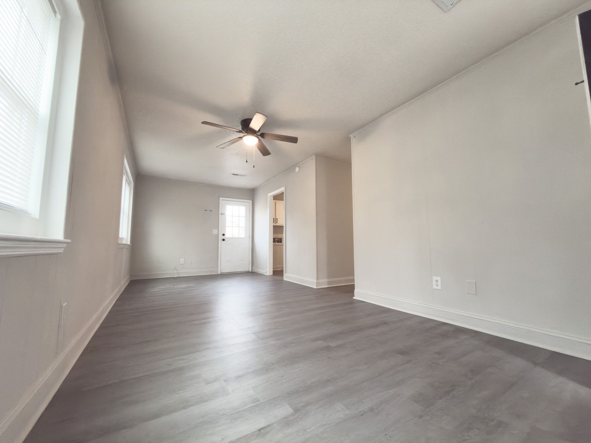 836 White Oak Dr – photo 2