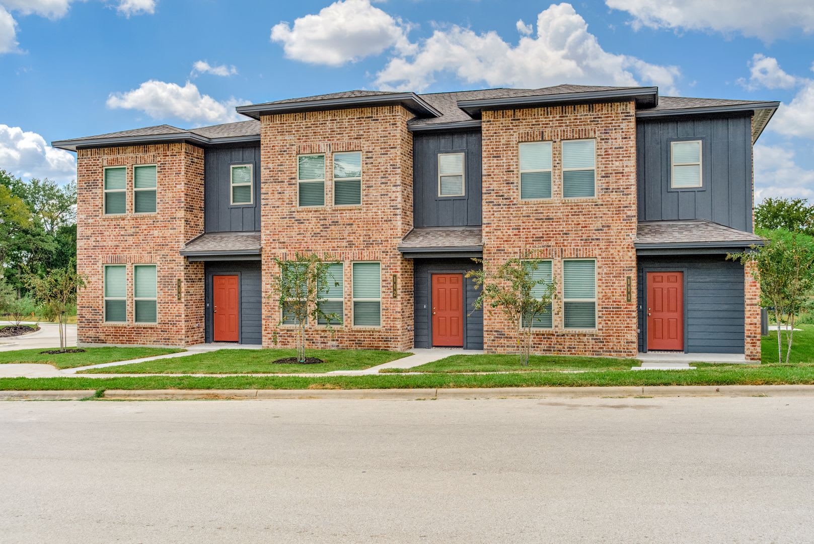 Live, love, and grow in this charming townhome! – photo 1
