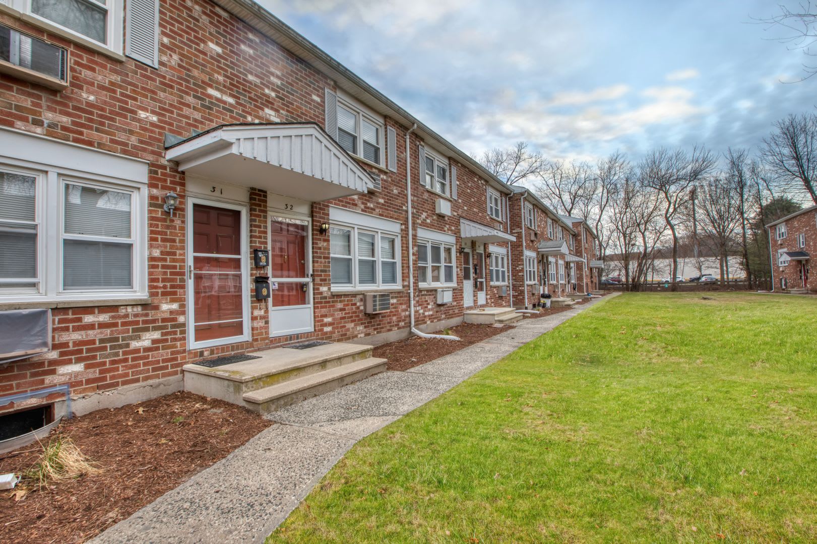Beautiful two-bedroom townhouse condo with open floor plan – photo 2