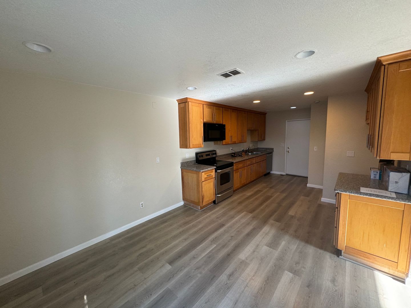 Great Oakley 3 Bedroom 2 5 Bathroom Plus Loft New Upgrades To Be Completed The End Of The Month Of July Upon Vacancy – photo 3