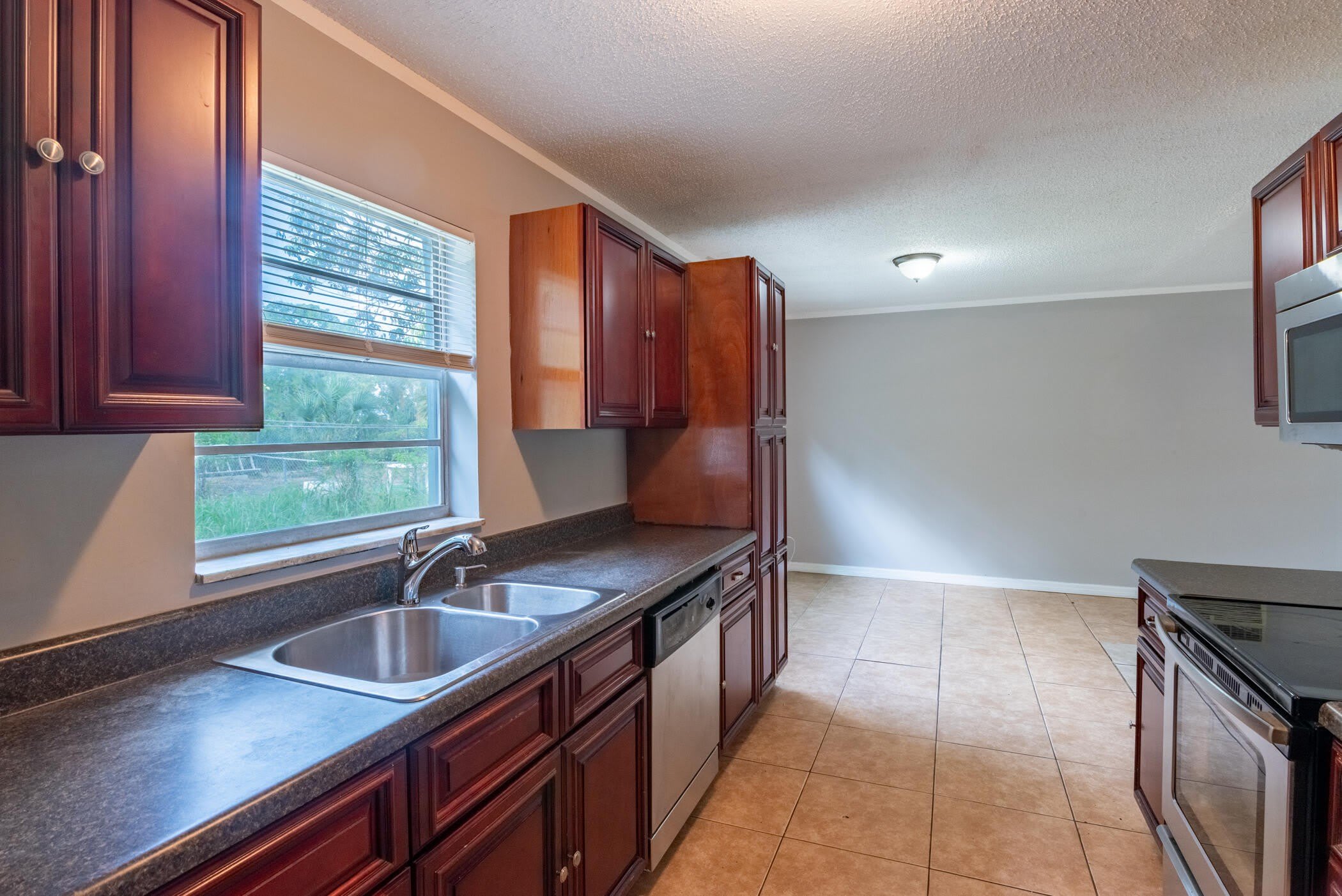 1218 Giller Avenue – photo 3