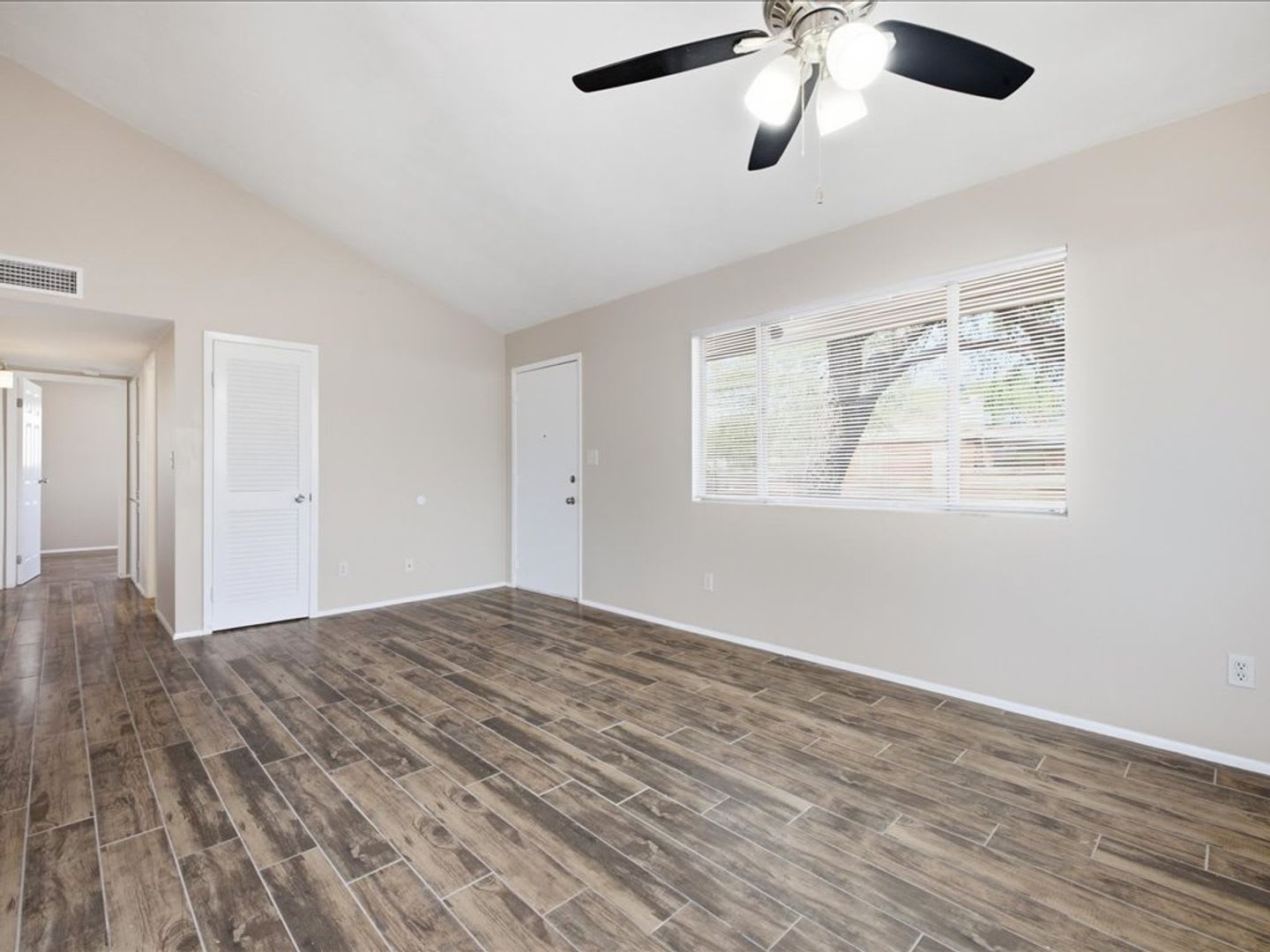 Charming 2 Bedroom Home With Spacious Yard Modern Features – photo 5