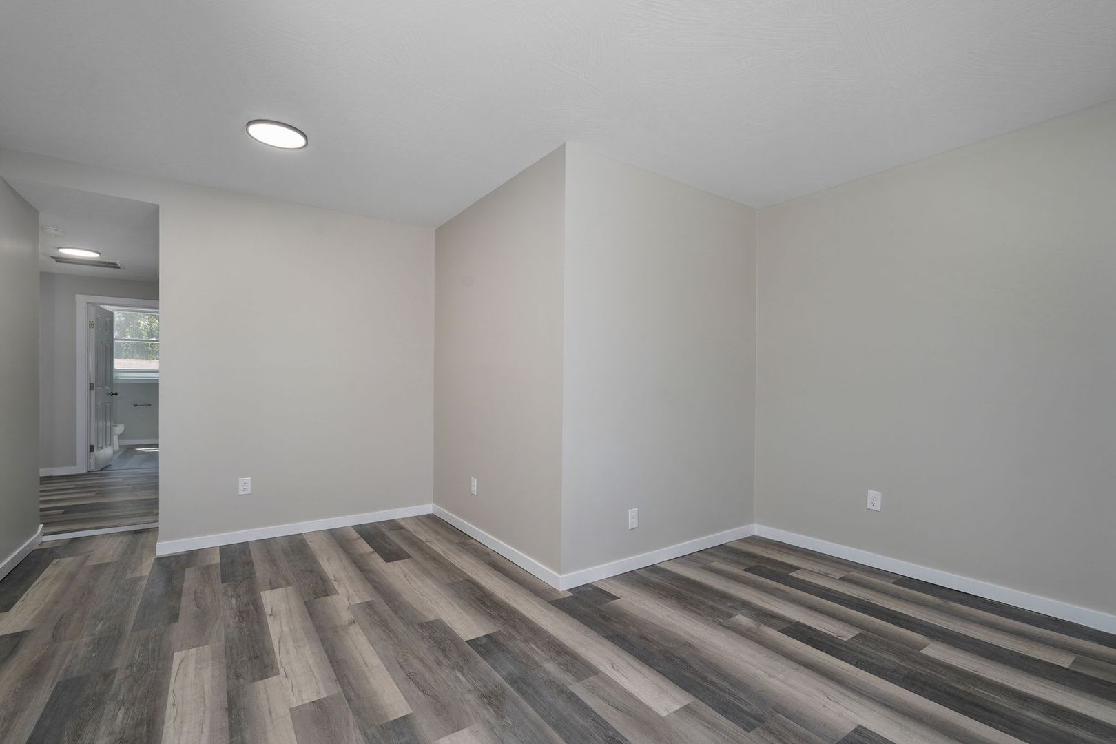 UTILITIES INCLUDED! Spacious 2-Bedroom, 1-Bathroom Home AVAILABLE NOW!! – photo 4