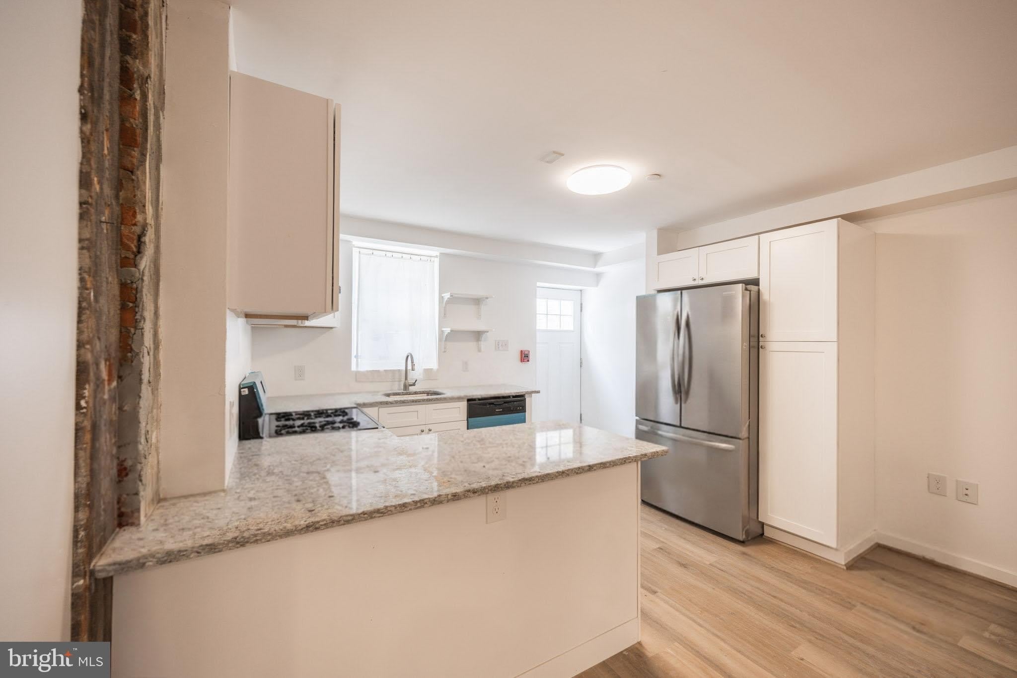 711 W THOMPSON Street – photo 3