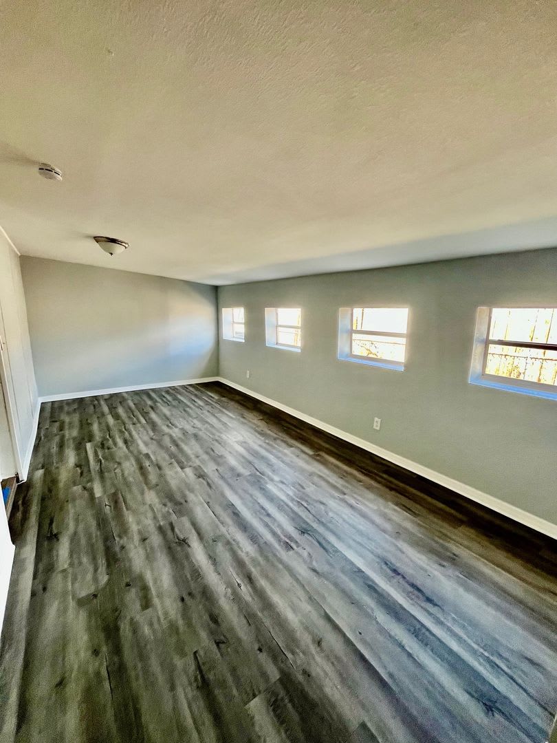Spacious Remodeled 6BR/1BA Home with Fenced Backyard in Winter Haven! – photo 4