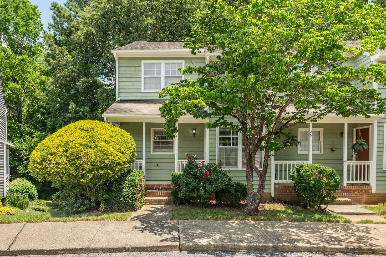 Price Drop 500 Off First Month S Rent Woodcroft End Of Unit Townhouse With Large Bedrooms – photo 1