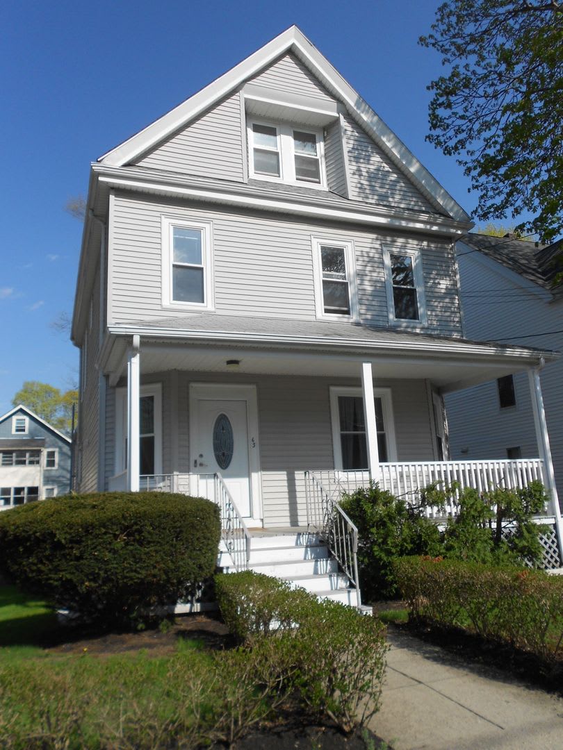 Huge 4 bedroom unit with A/C, in-unit laundry and parking in Oak Square! – photo 3