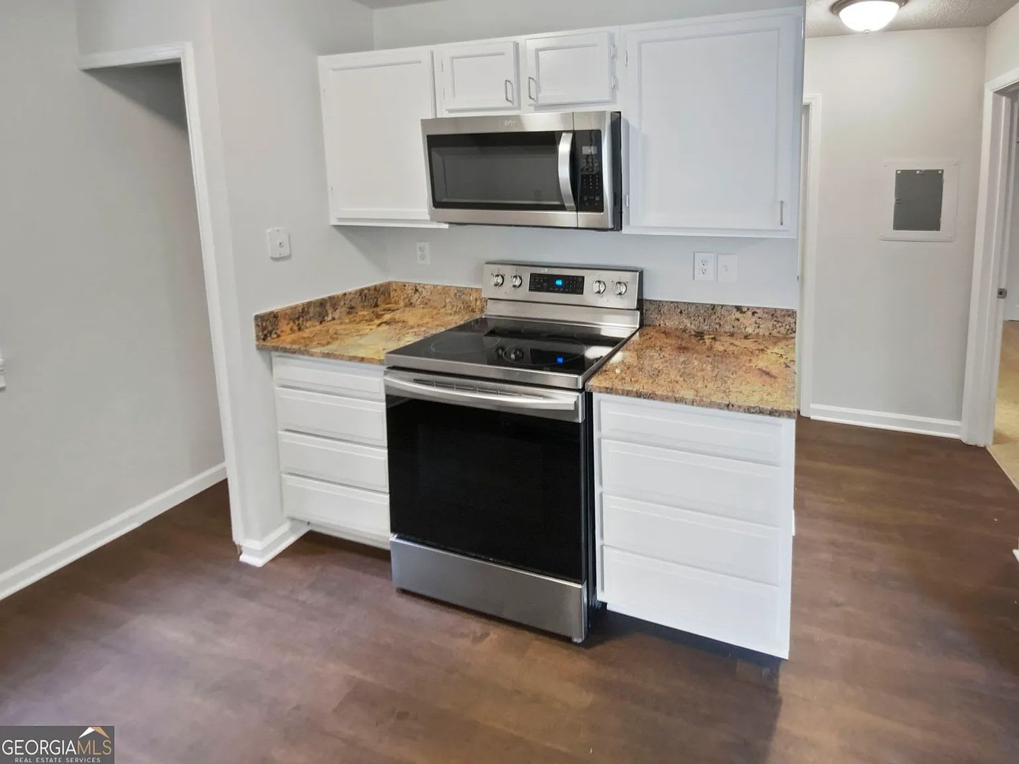 Room in 2 Bedroom Home at Cypress Pointe St – photo 3