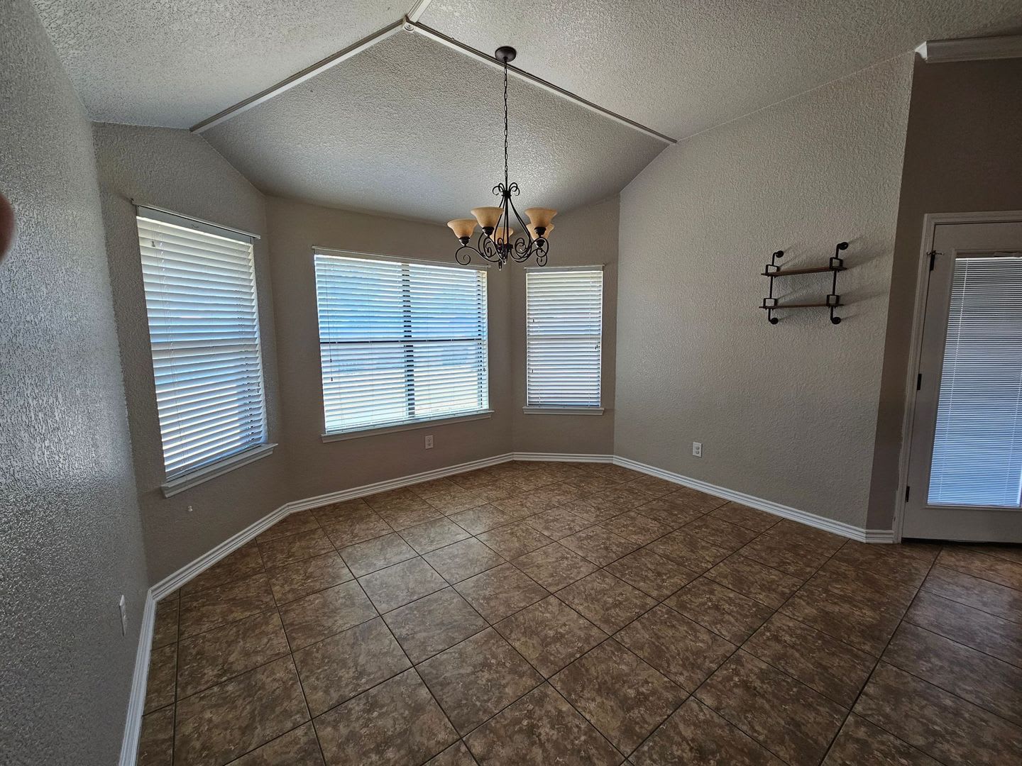 RENT REDUCTION & AVAILABLE FOR MOVE-IN NOW! – photo 5