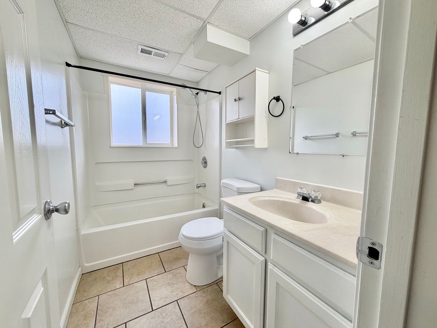 Spacious Pet-Friendly Home with Dual Living Areas &amp; Large Backyard – photo 4