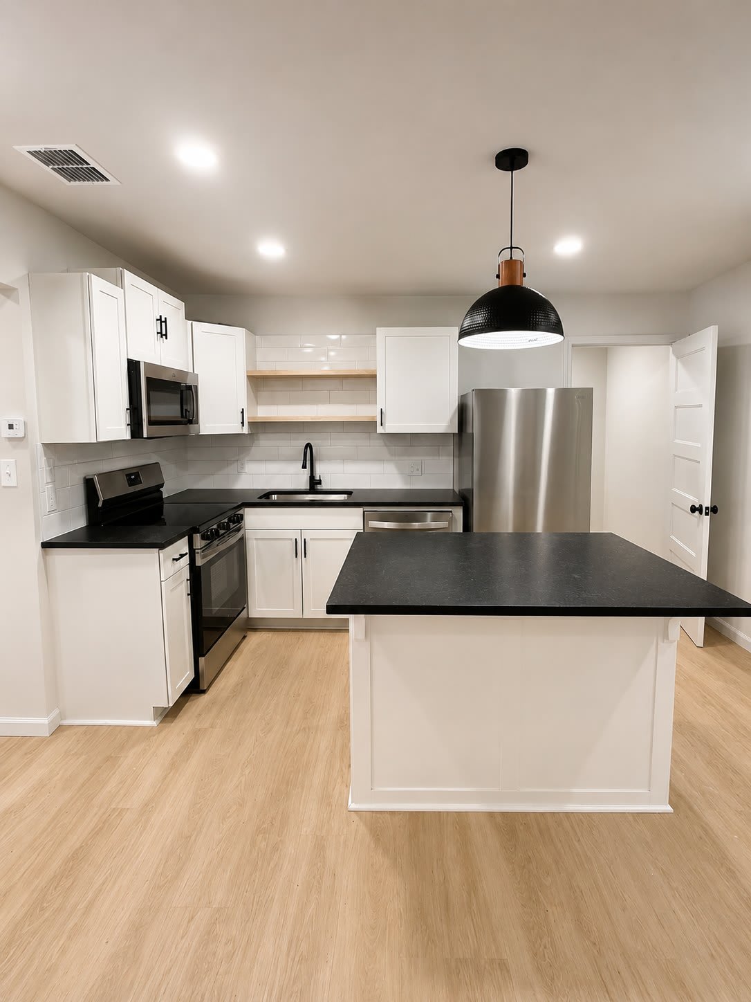 1409 North Englewood Avenue – photo 2