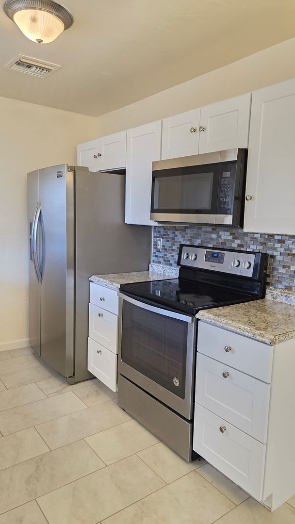 Beautiful Renovated 4 Bed 2 Bath HOME! – photo 5