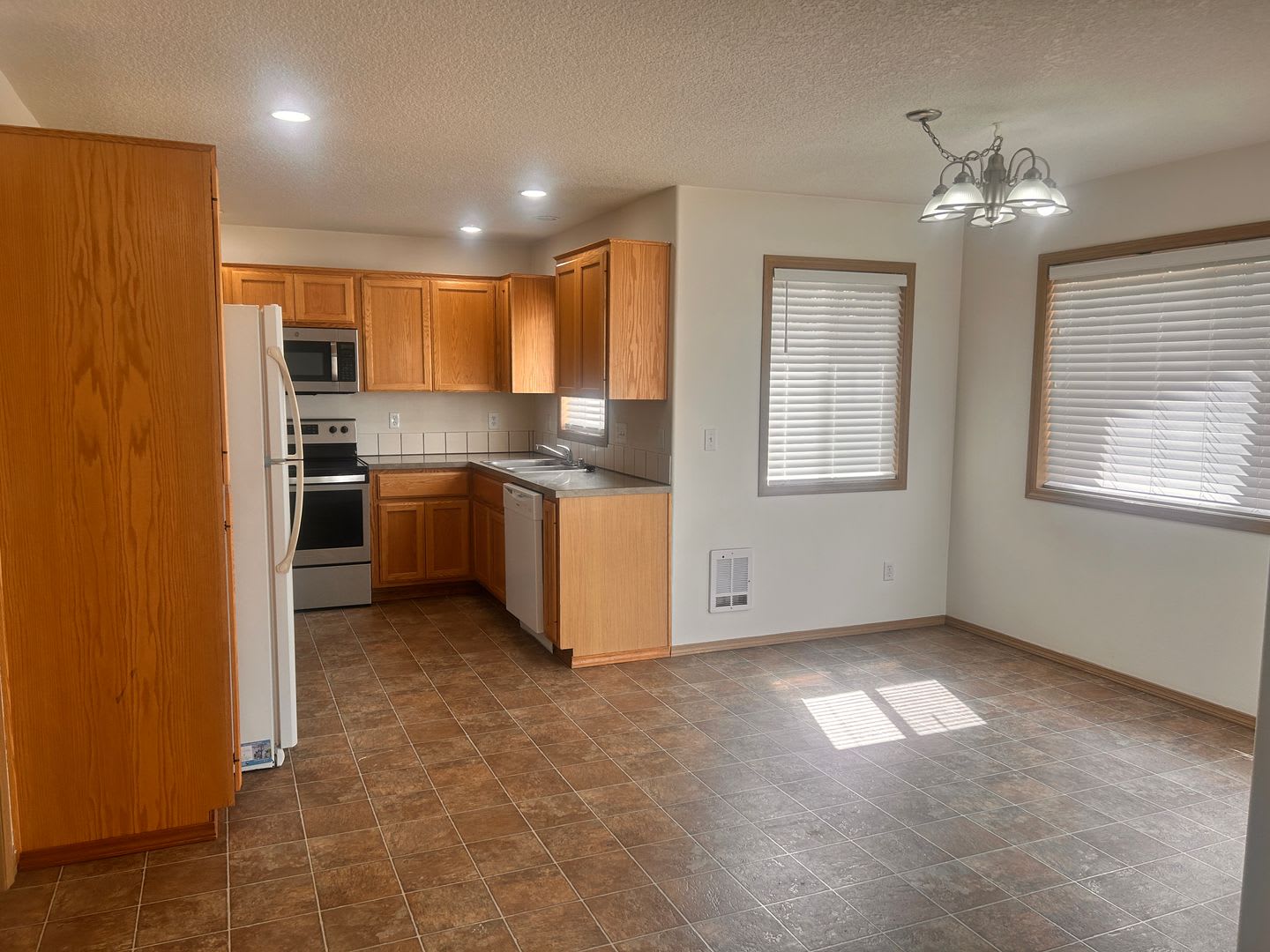 Charming Battle Ground Two-Story Home with Fenced Backyard! – photo 4