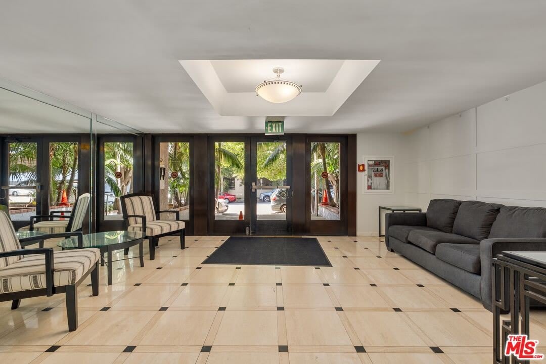 1262 S Barrington Ave – photo 2
