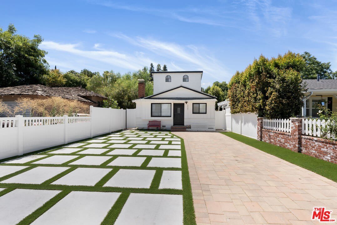 5541 Fallbrook Ave – photo 3