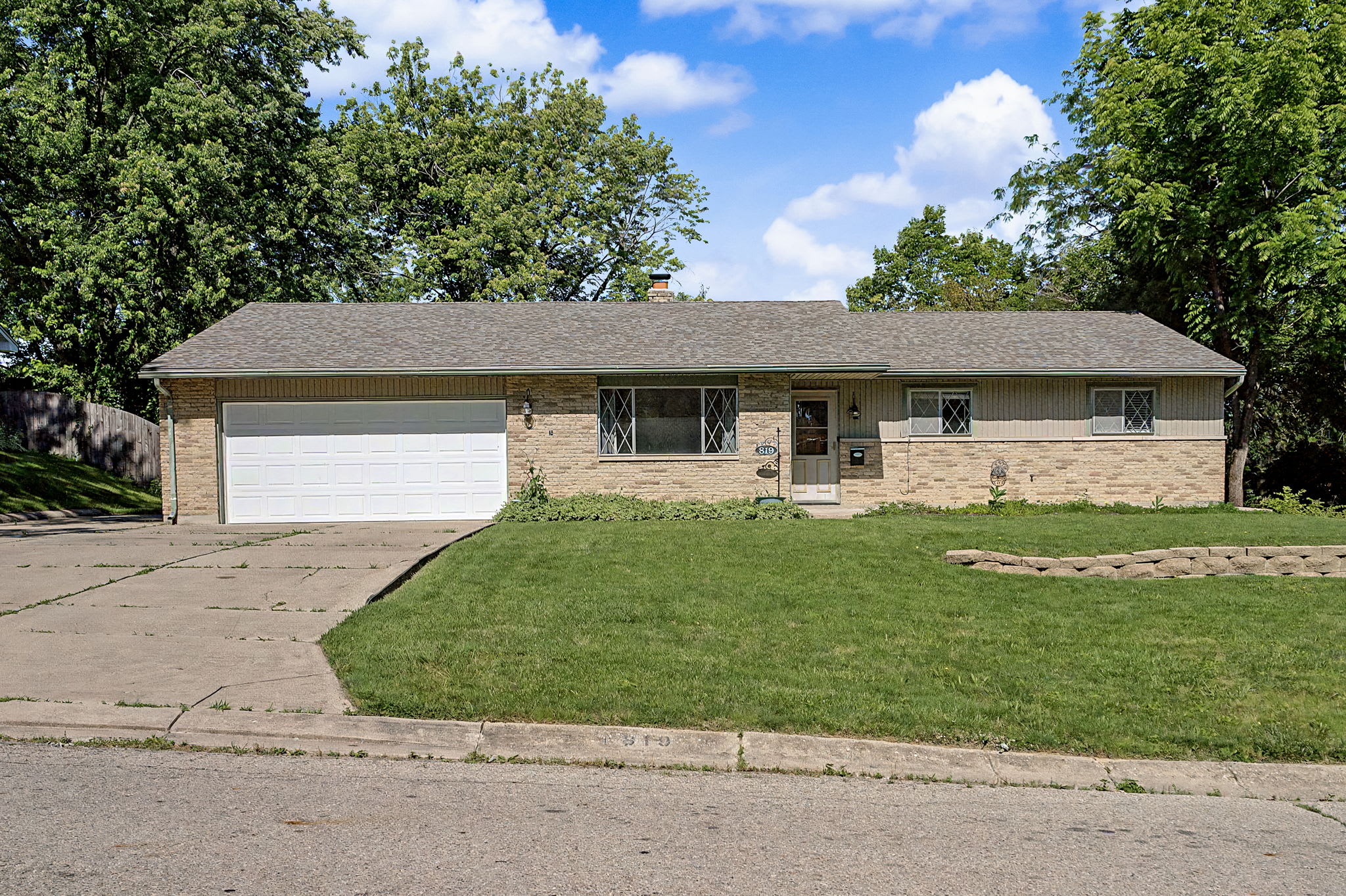 819 Gleneagle Dr – photo 2